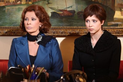 tükreim - sophia loren balról, mellette az ifjú sophiát játszó margareth made