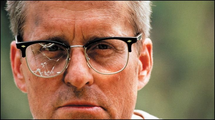 összeomlás - michael douglas