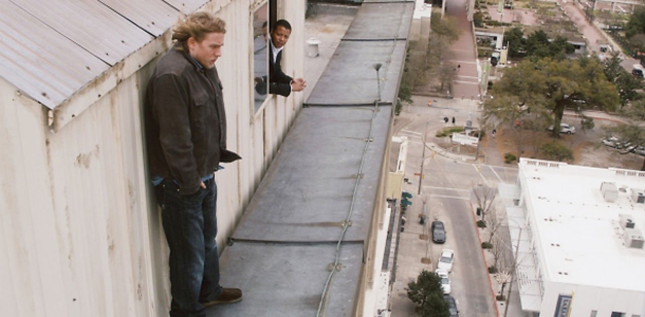 a lejtőn - charlie hunnam és terrence howard